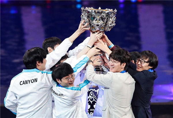 Invictus Gaming official： Happy birthday to head coach Daeny