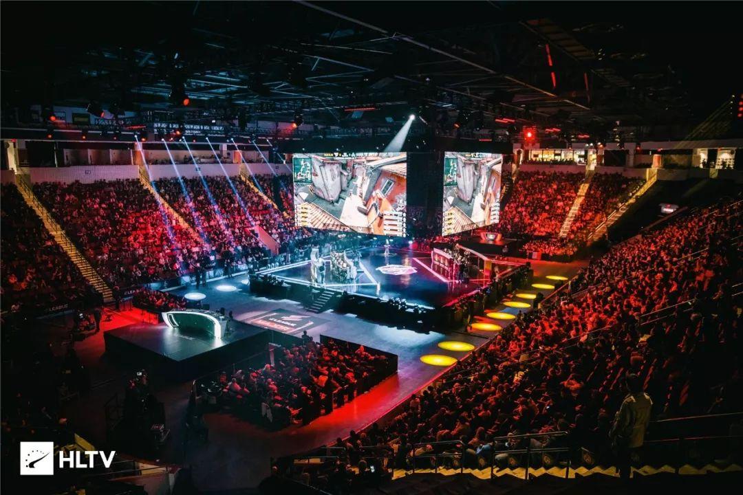 谁养了这个怪物Panson？ Xiaotian 在场上游走，抓住了 Saber 。 Weibo Gaming 首先拿下了赛点